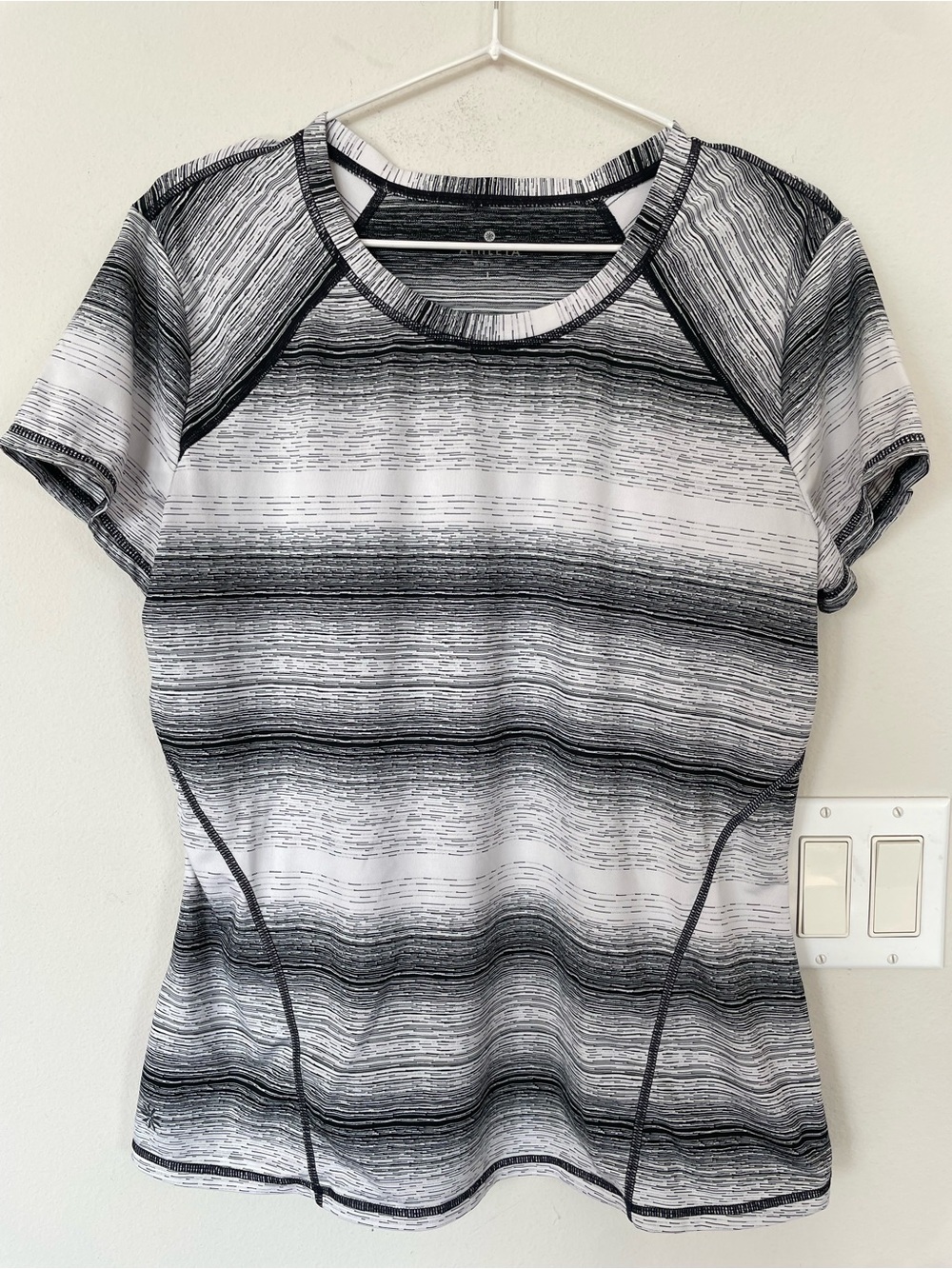 Athleta Women’s Black White Stripe Crew Athletic Workout Short Sleeve Top Large